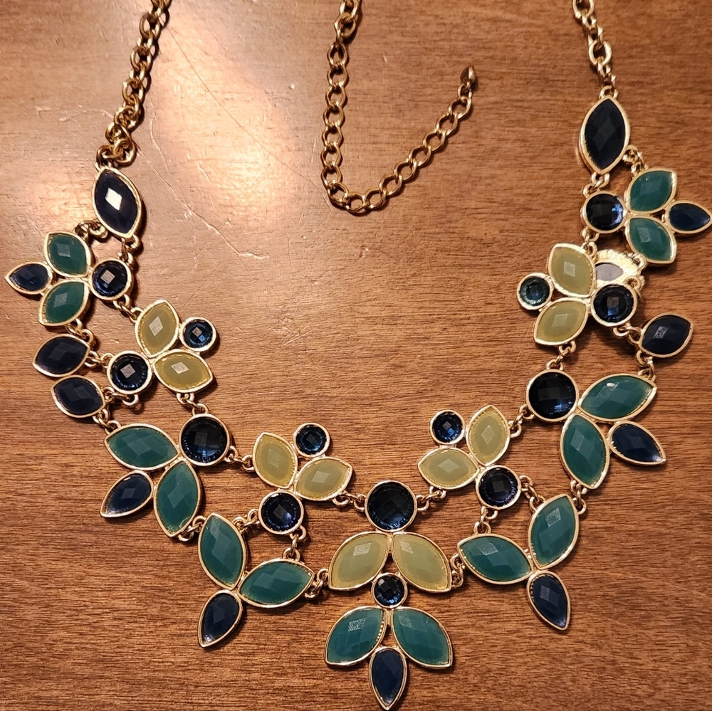 Green Facet Faux Gemstone Necklace - Picture 7 of 10